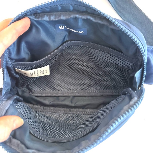 Lululemon Everywhere 2L Large belt bag in Pitch Blue - Picture 7 of 11